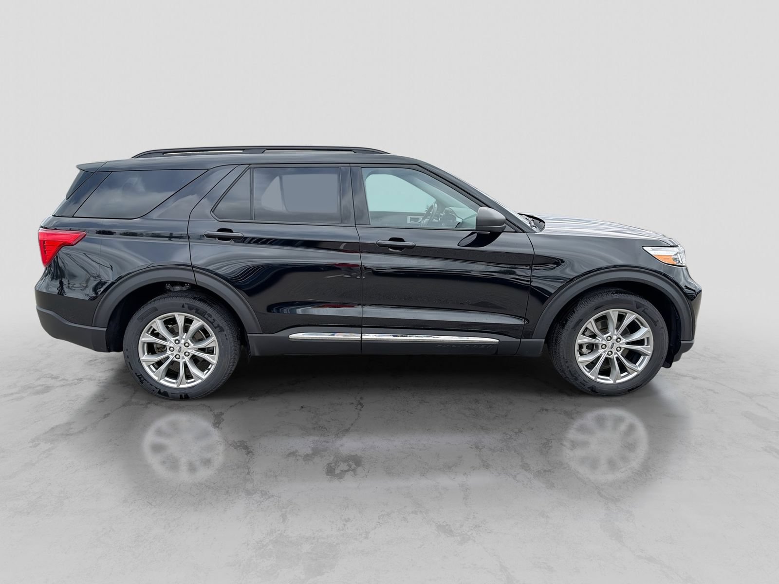 Certified 2024 Ford Explorer XLT w/ Equipment Group 202A AWD/4WD image 9