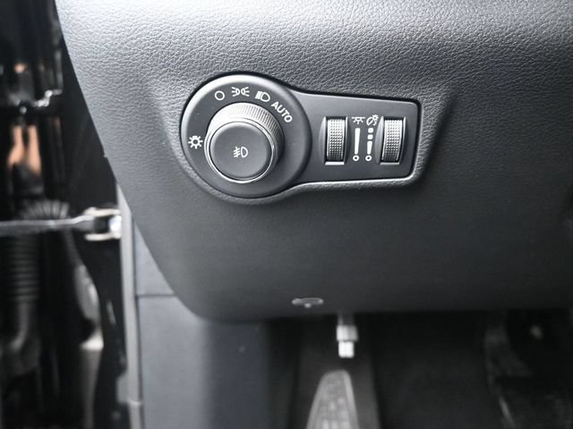 New 2025 Jeep Compass Latitude w/ Sun & Sound Group AWD/4WD image 33