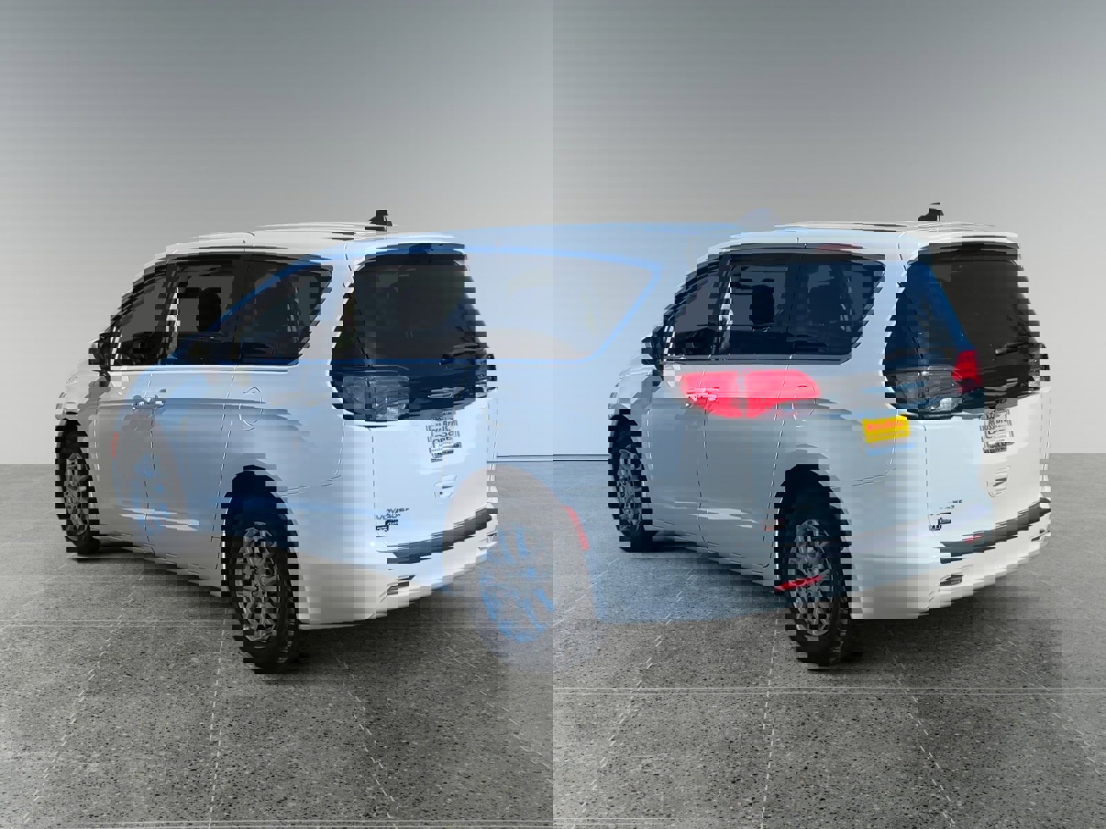 Used 2022 Chrysler Voyager LX image 3