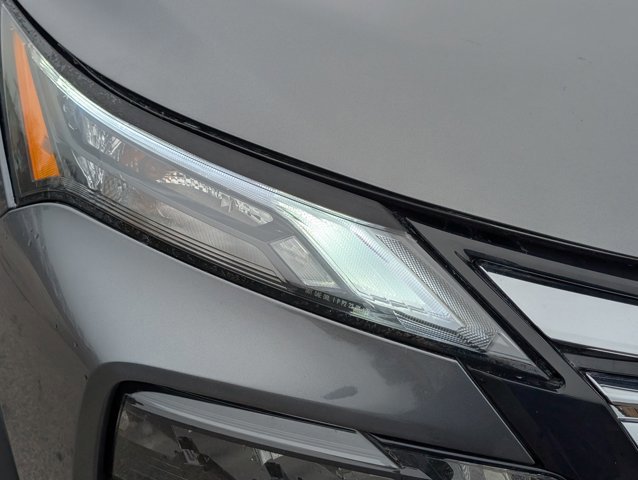 Used 2025 Nissan Rogue SV image 4