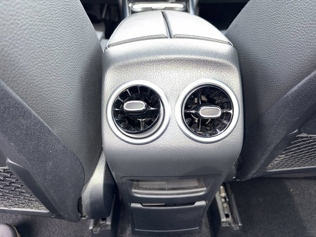 Used 2025 Mercedes-Benz GLB 250 image 21