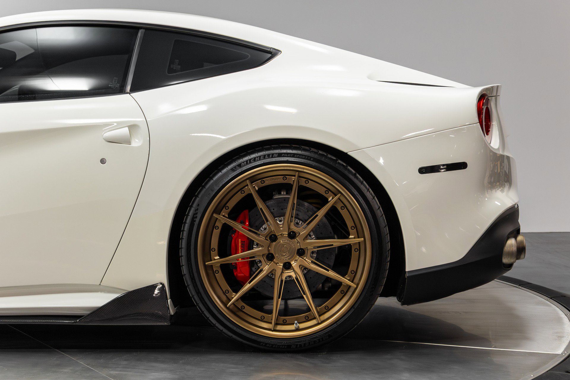 Used 2014 Ferrari F12 Berlinetta image 32