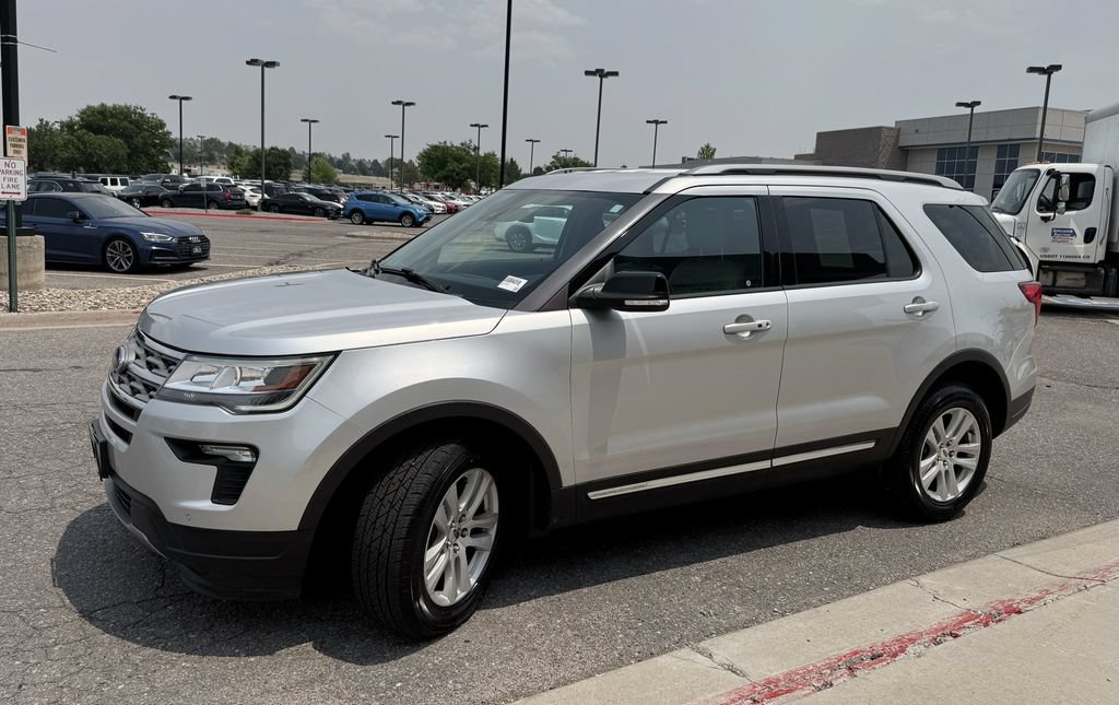 Used 2018 Ford Explorer XLT w/ Equipment Group 202A AWD/4WD image 4