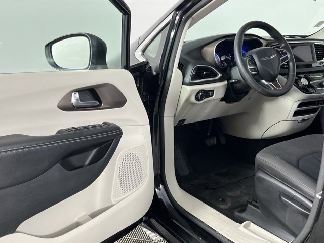 Used 2020 Chrysler Voyager L image 22