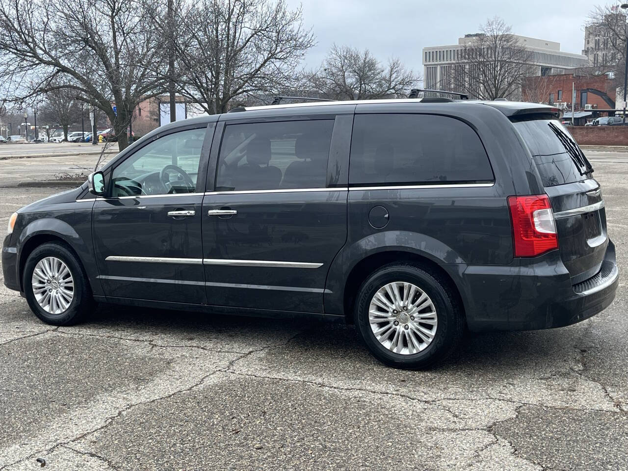 Used 2012 Chrysler Town & Country Limited w/ Luxury Group FWD image 6