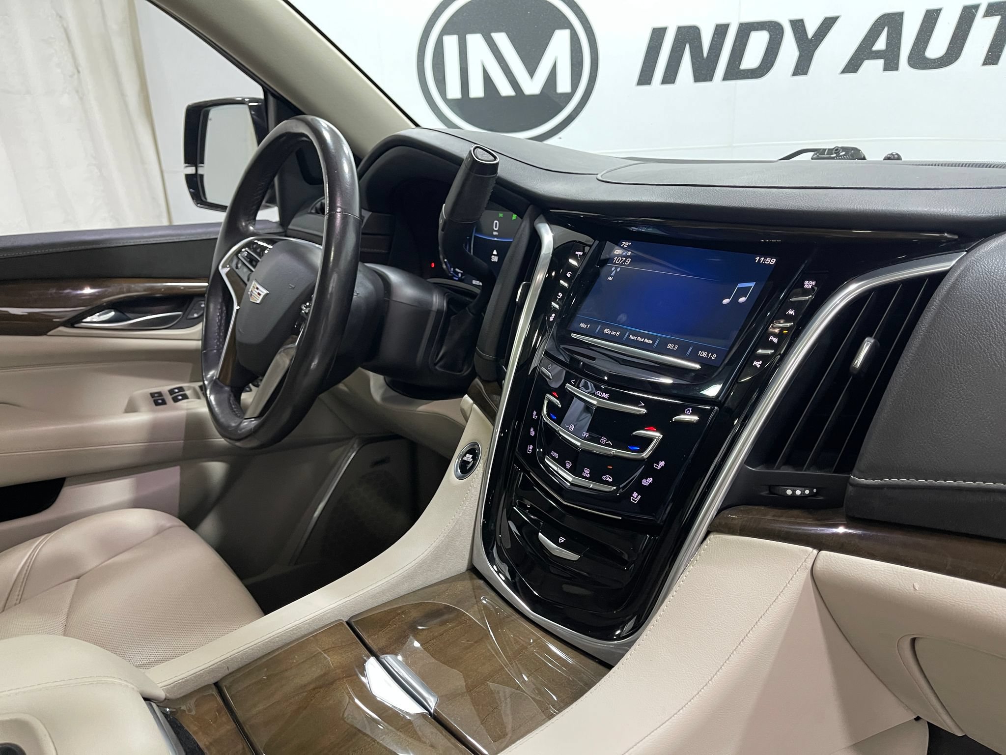 Used 2020 Cadillac Escalade Premium Luxury AWD/4WD image 19