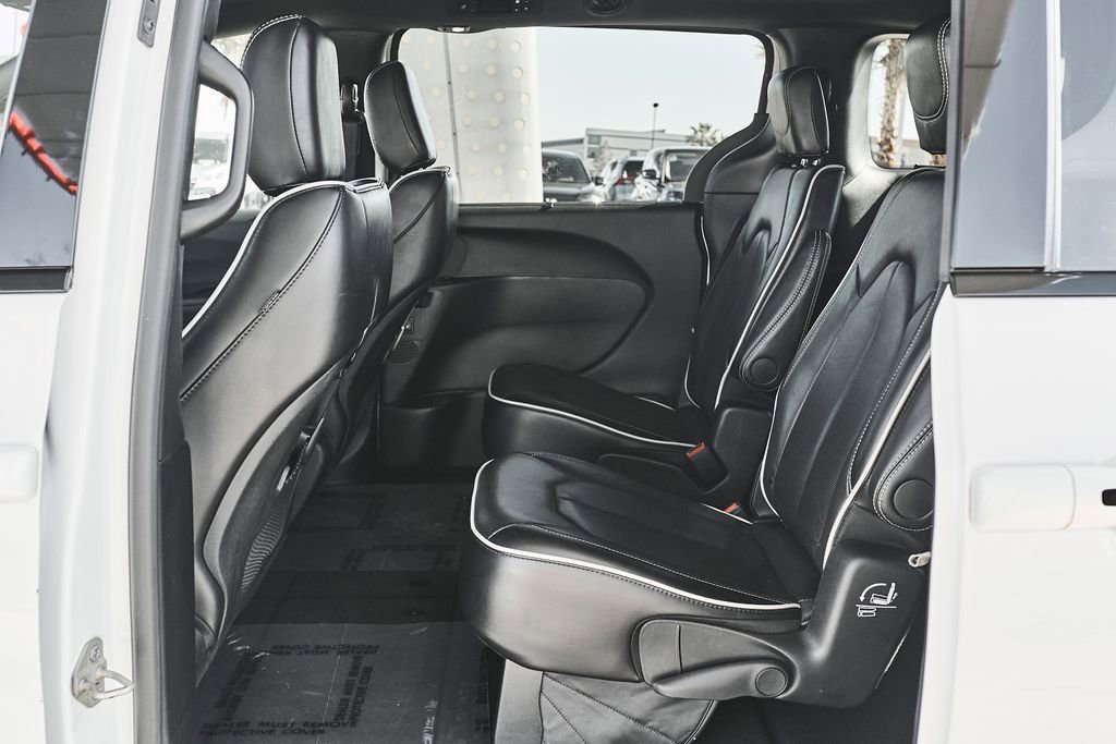 Used 2025 Chrysler Pacifica Limited image 11