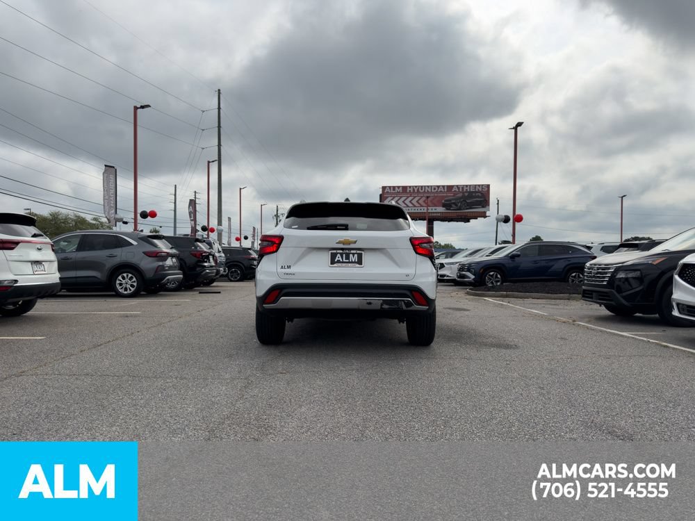Used 2025 Chevrolet Trax LT FWD image 14