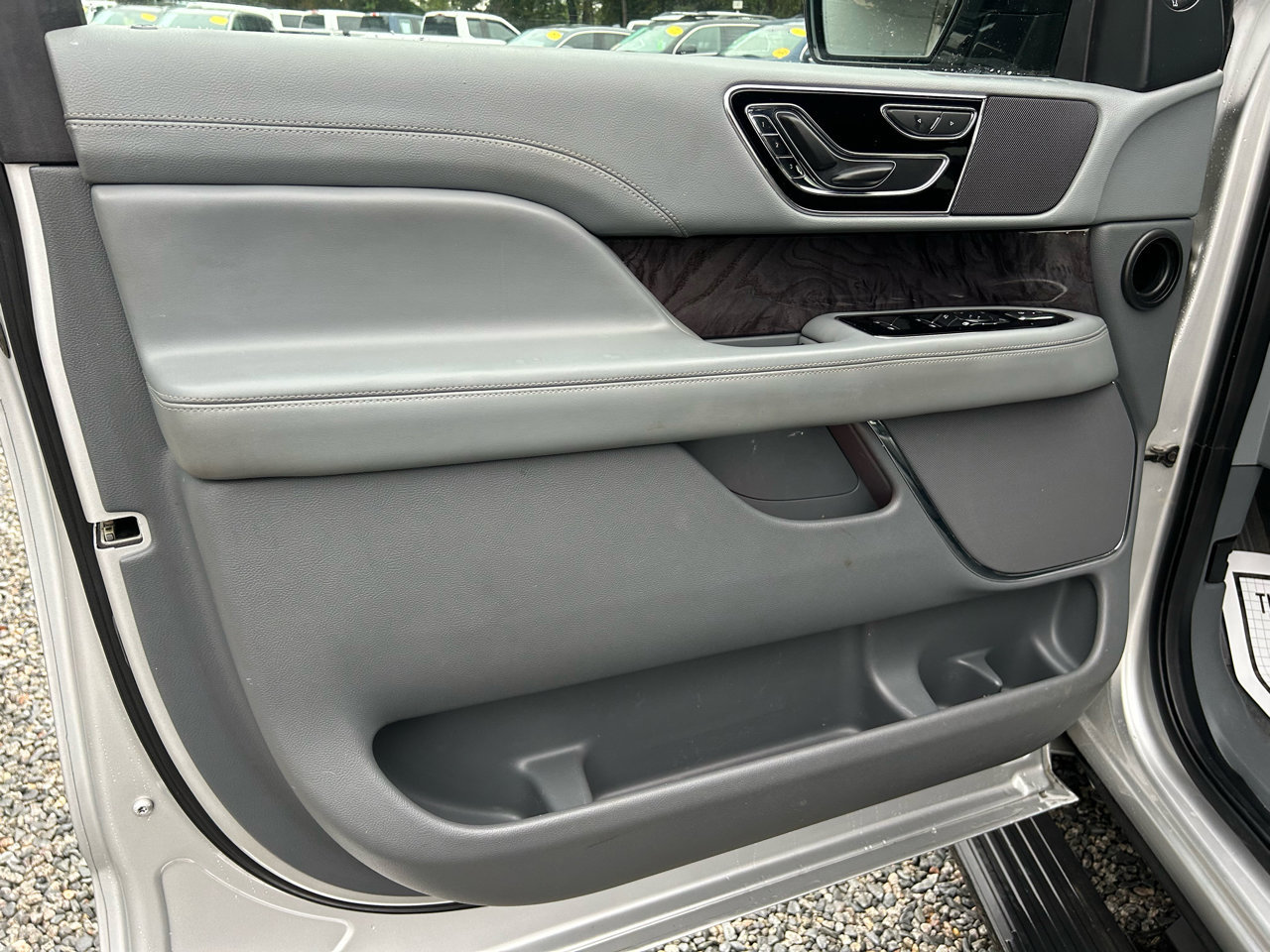 Used 2019 Lincoln Navigator Select image 10
