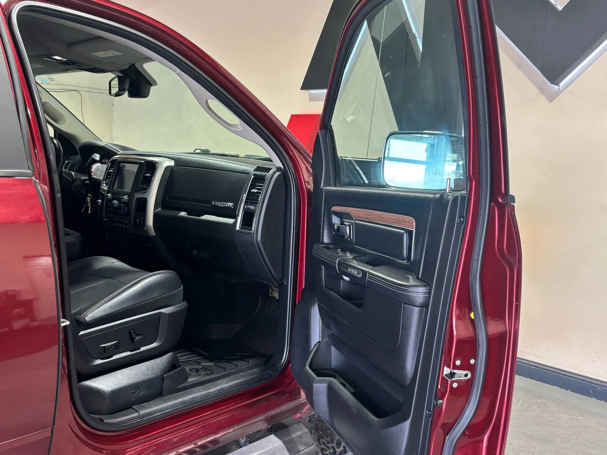 Used 2018 RAM 2500 Laramie AWD/4WD image 16