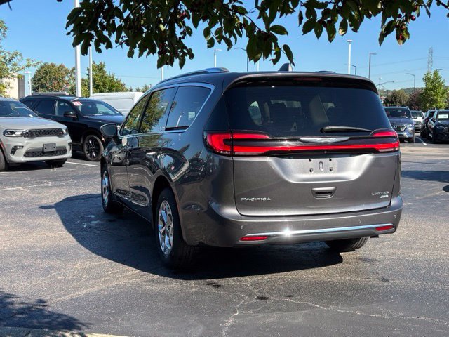 Used 2021 Chrysler Pacifica Limited w/ Premium & Safety Sphere Group AWD/4WD image 8