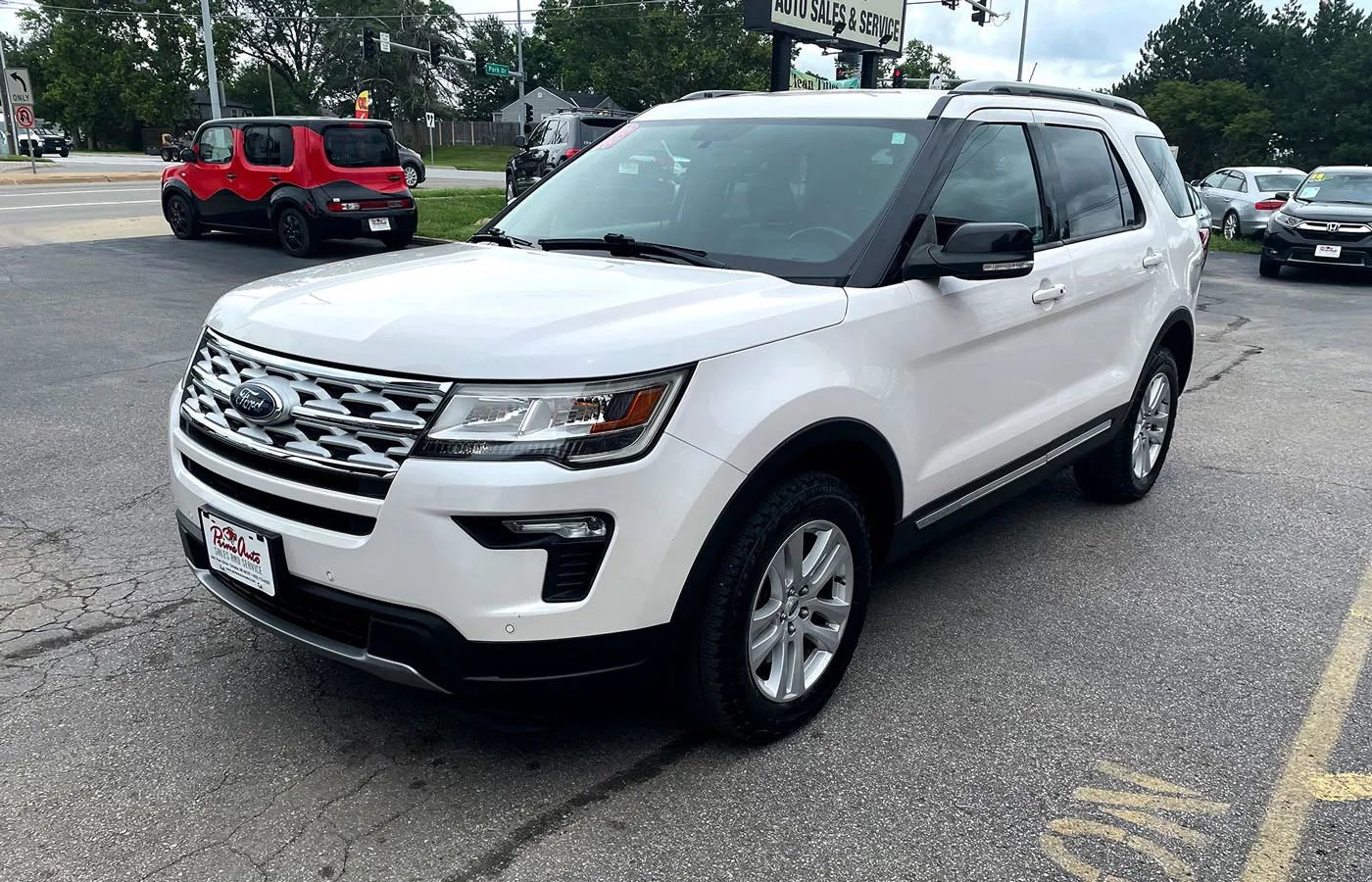 Used 2018 Ford Explorer XLT w/ Equipment Group 202A image 2
