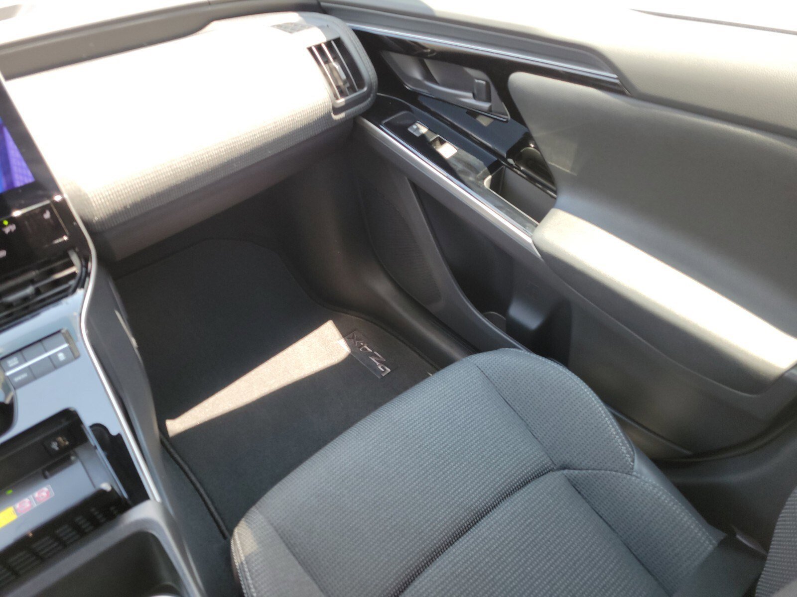 Used 2025 Toyota bZ4X FWD image 16