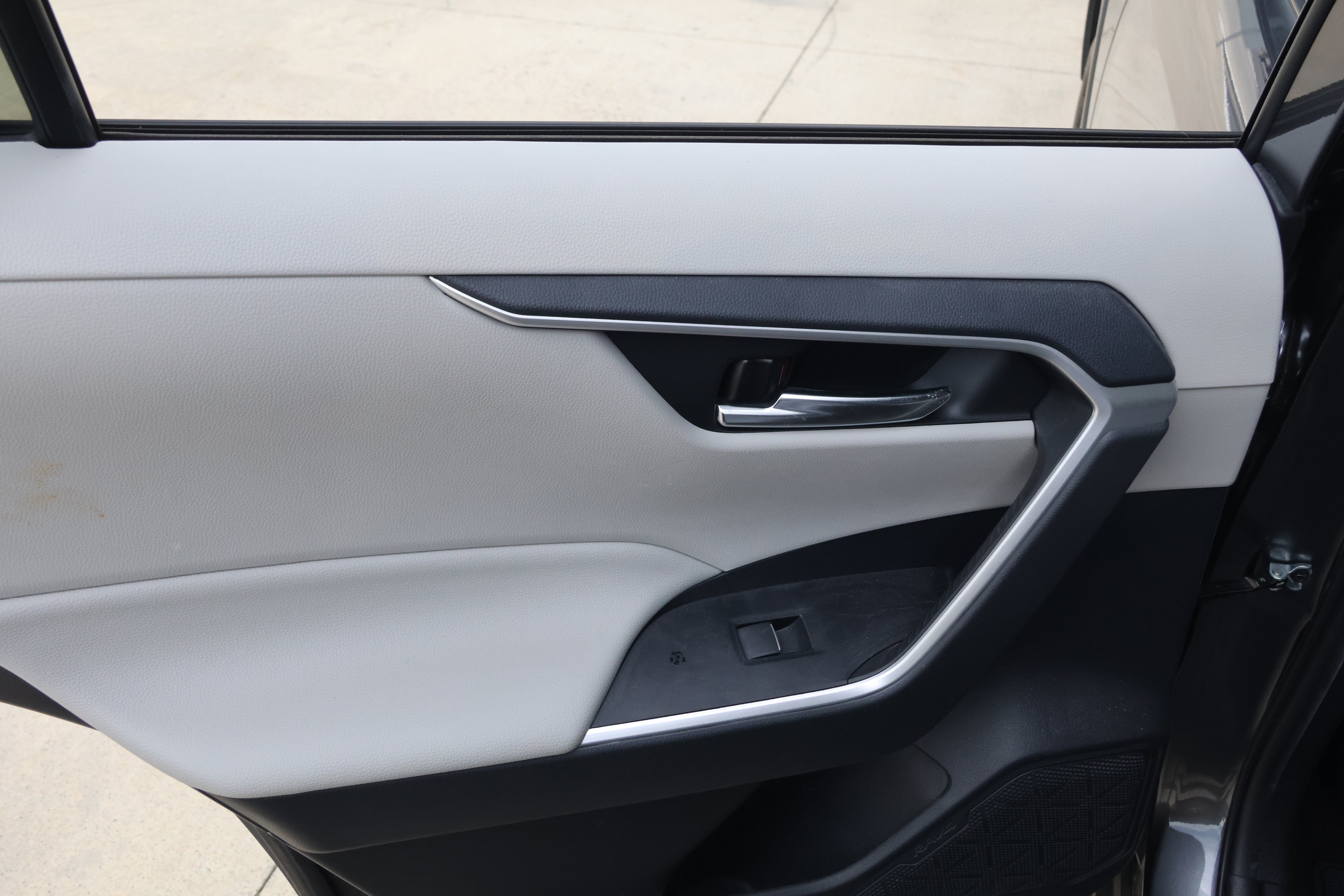 Used 2019 Toyota RAV4 XLE Premium FWD image 31