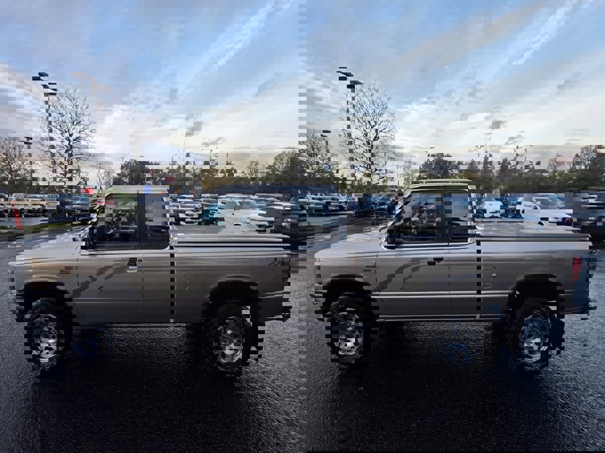 Used 1997 MAZDA B-Series Pickup 4x4 Cab Plus B4000 image 3