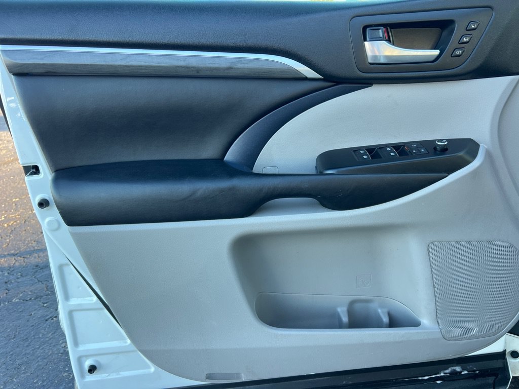 Used 2017 Toyota Highlander Limited AWD/4WD image 11
