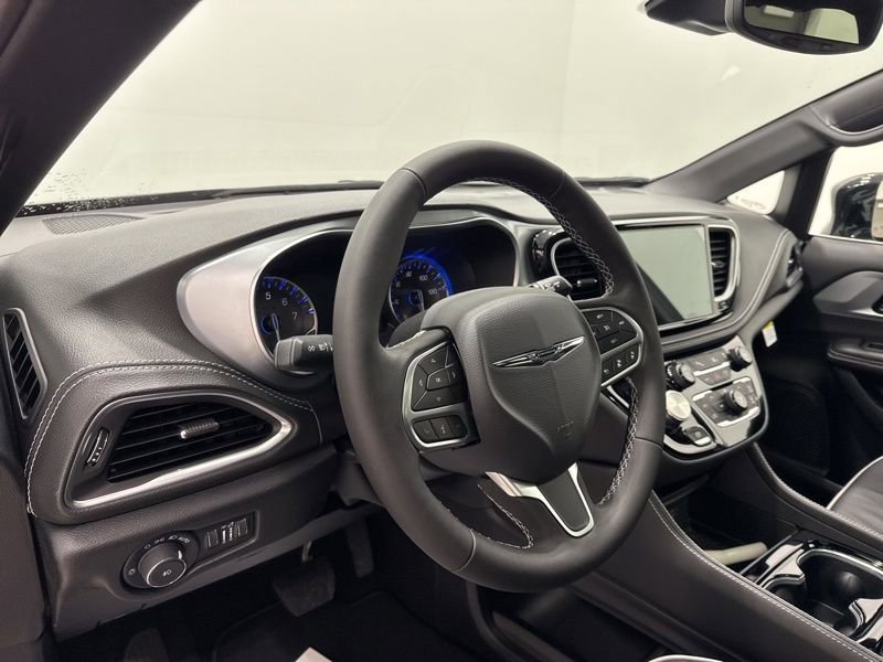 New 2026 Chrysler Pacifica Limited image 26