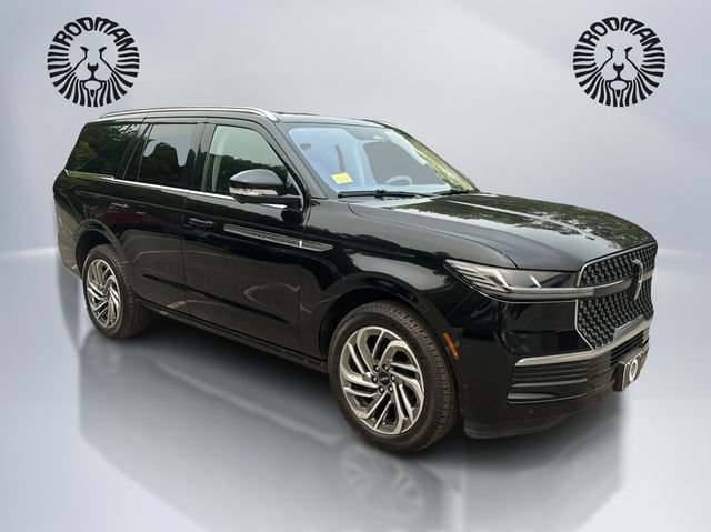 Used 2025 Lincoln Navigator Reserve AWD/4WD image 3