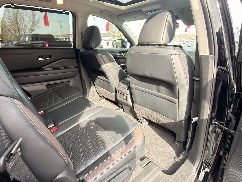 Used 2024 Nissan Pathfinder Platinum w/ Cargo Package image 18