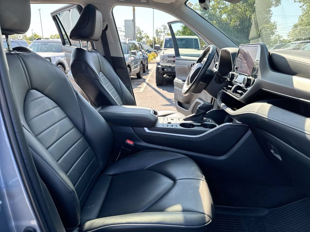 Used 2023 Toyota Highlander XLE AWD/4WD image 22