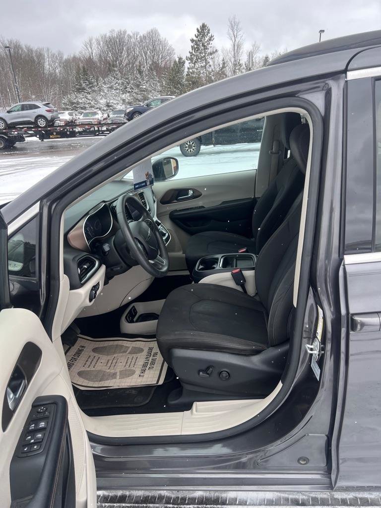 Used 2017 Chrysler Pacifica Touring Plus FWD image 8