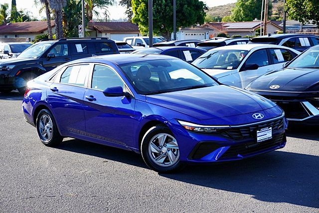 Certified 2025 Hyundai Elantra SE w/ Cargo Package image 3