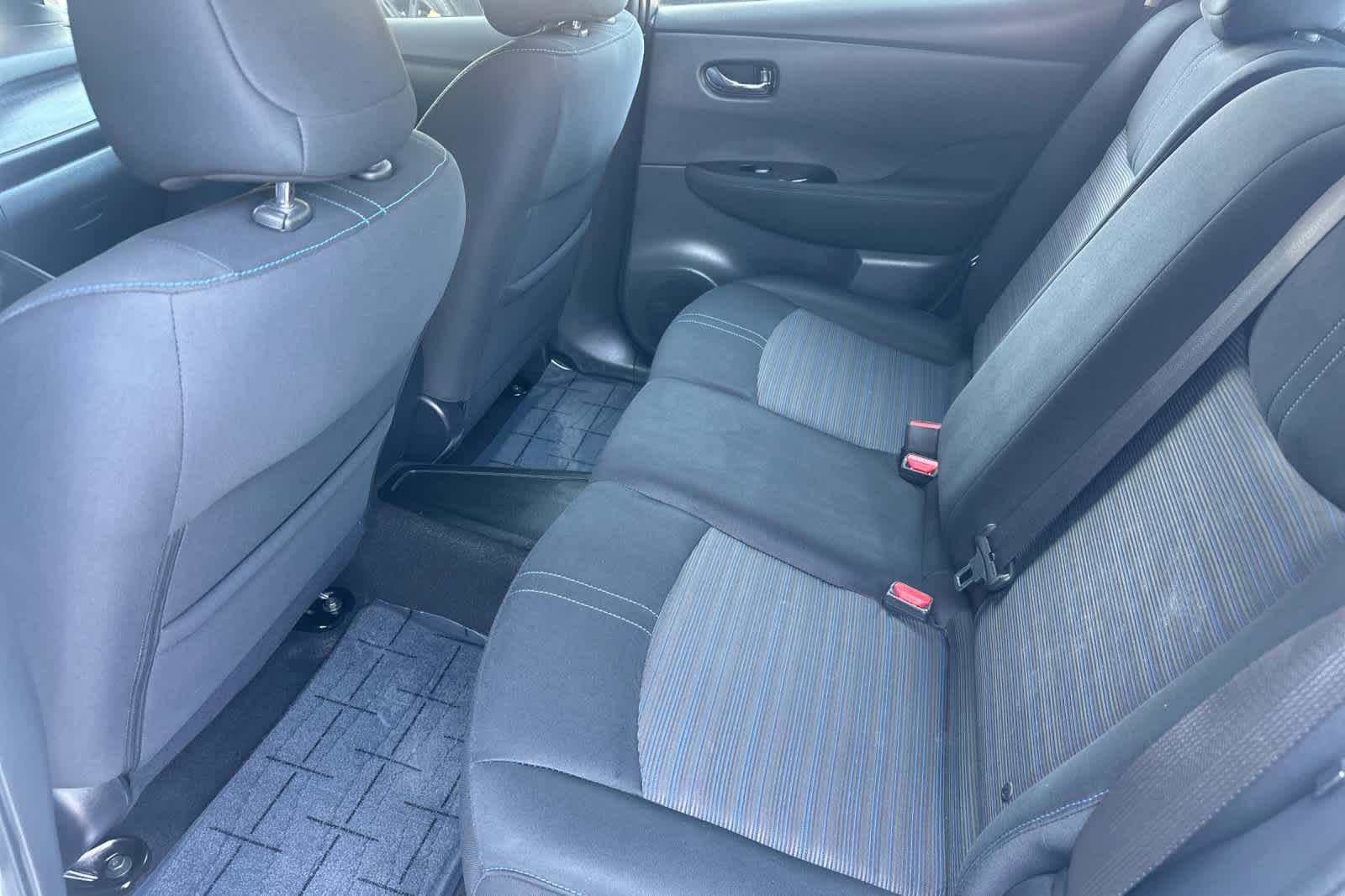 Used 2018 Nissan Leaf SV w/ SV Technology Package FWD image 4