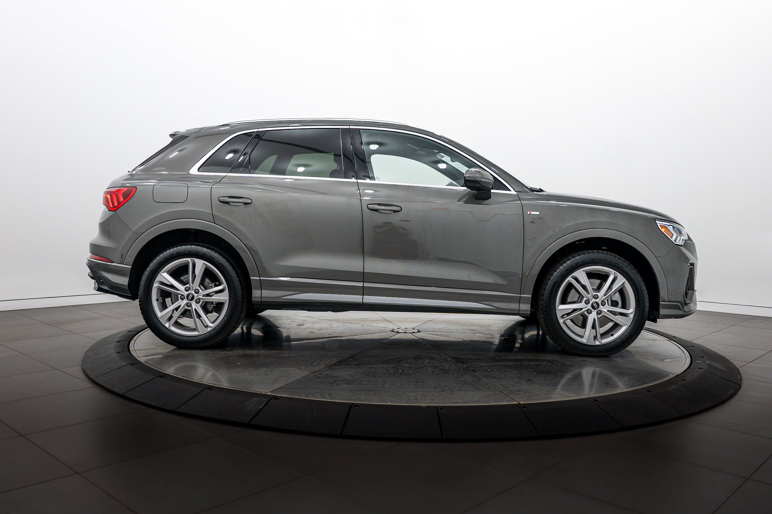 Certified 2023 Audi Q3 2.0T Premium Plus w/ Premium Plus Package AWD/4WD image 3