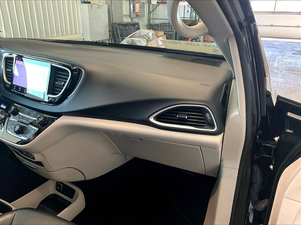 Used 2023 Chrysler Pacifica Touring-L FWD image 13