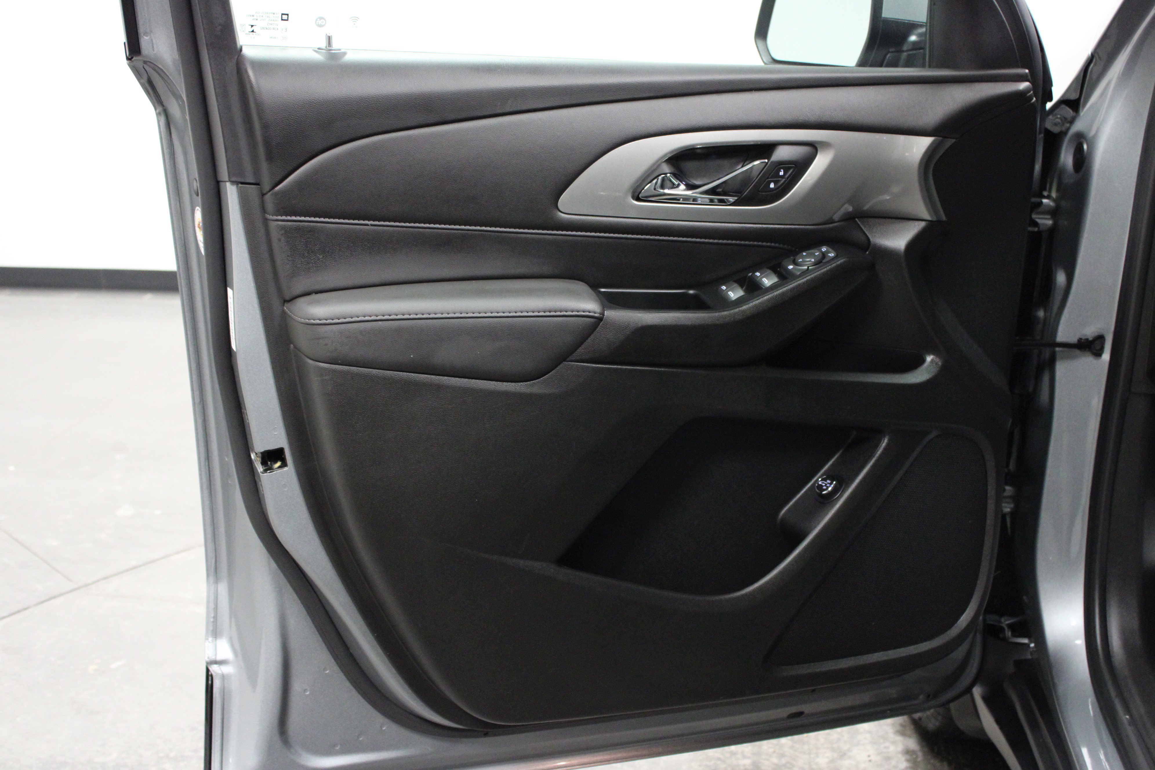 Used 2023 Chevrolet Traverse LT image 11