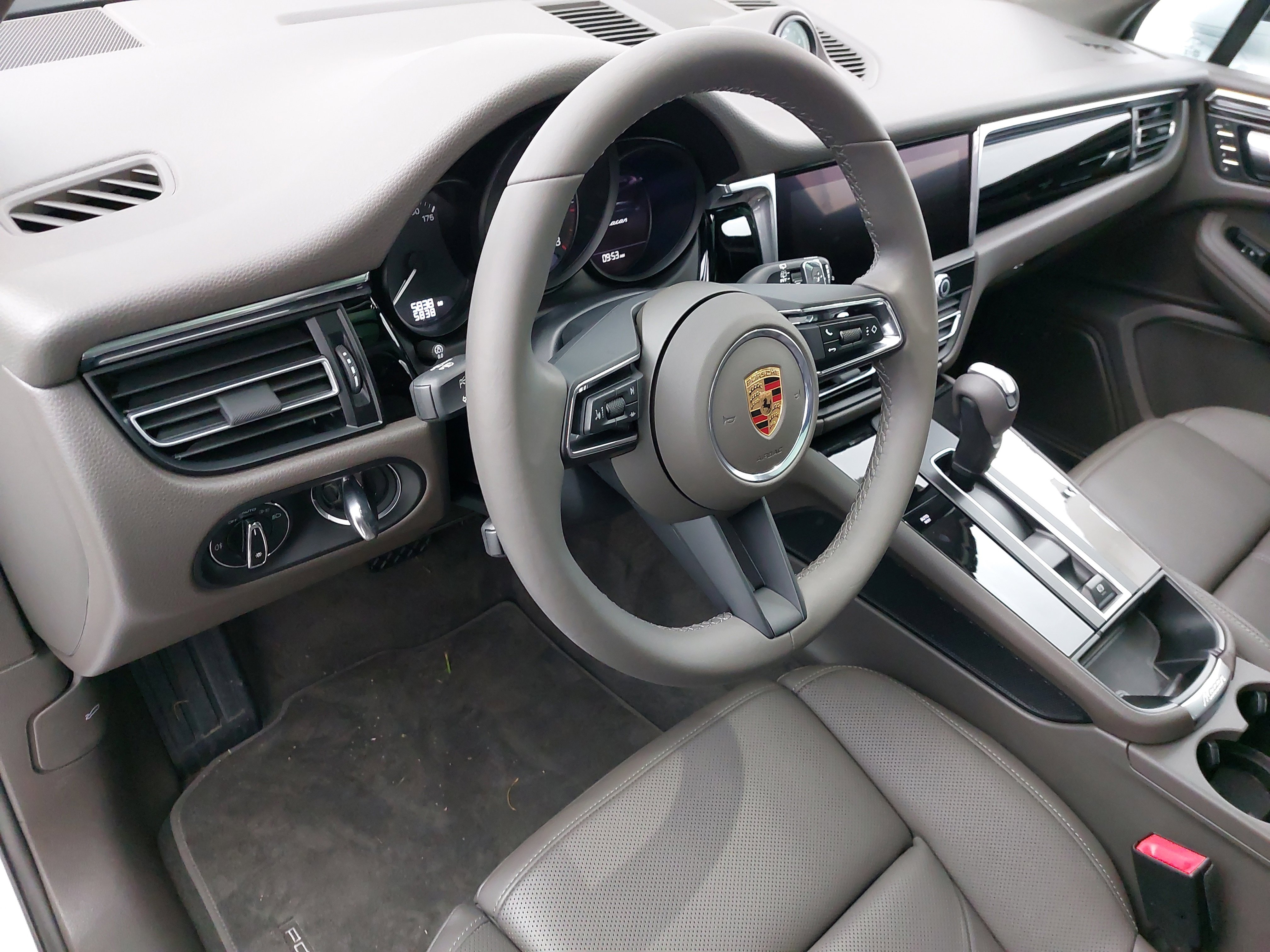 Used 2025 Porsche Macan image 18