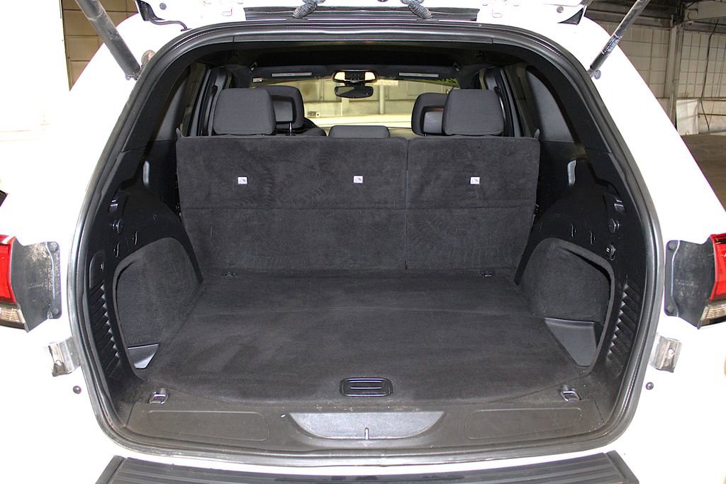 Used 2019 Jeep Grand Cherokee Laredo AWD/4WD image 31