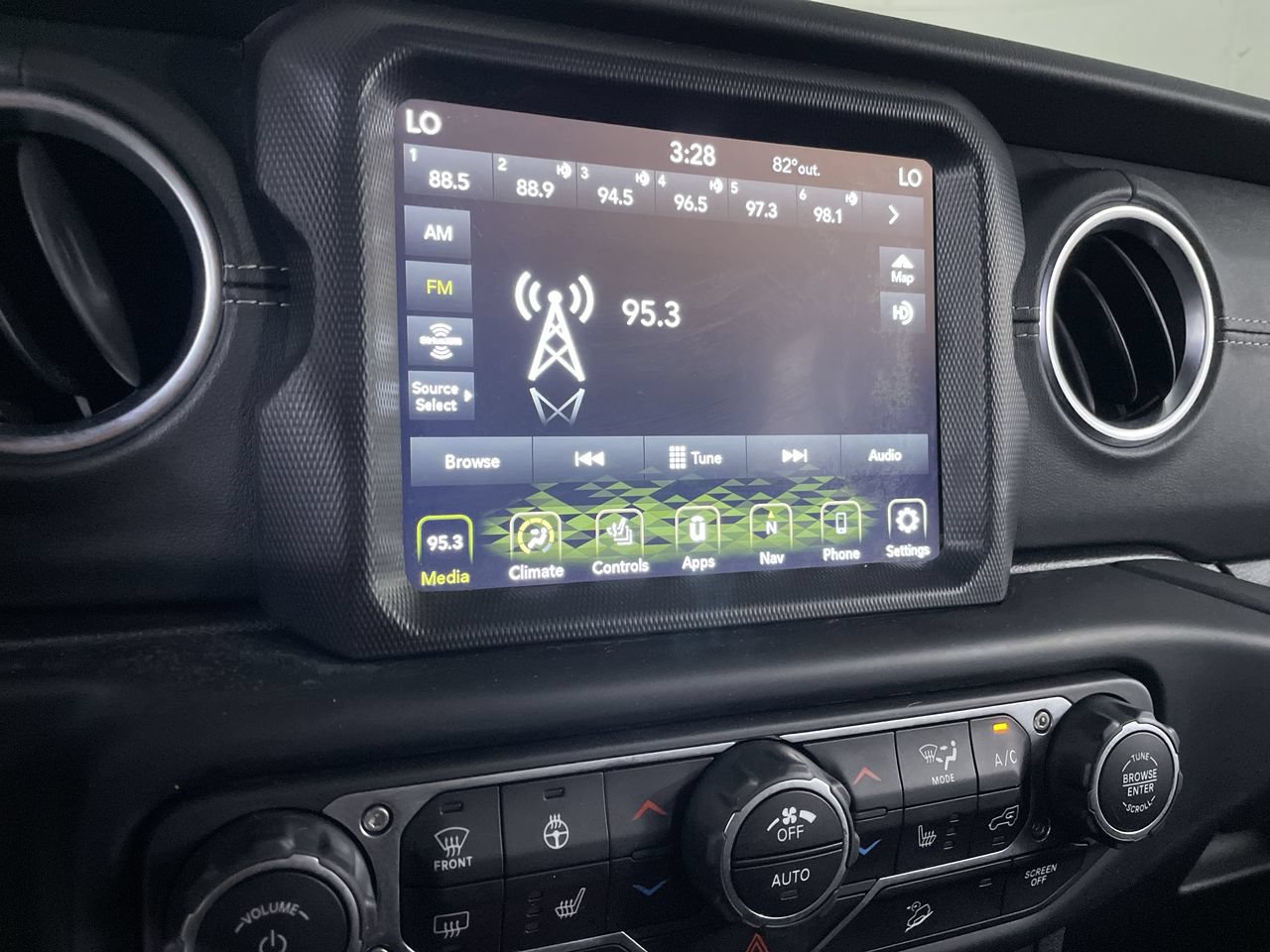 Used 2020 Jeep Wrangler Unlimited Sahara AWD/4WD image 16