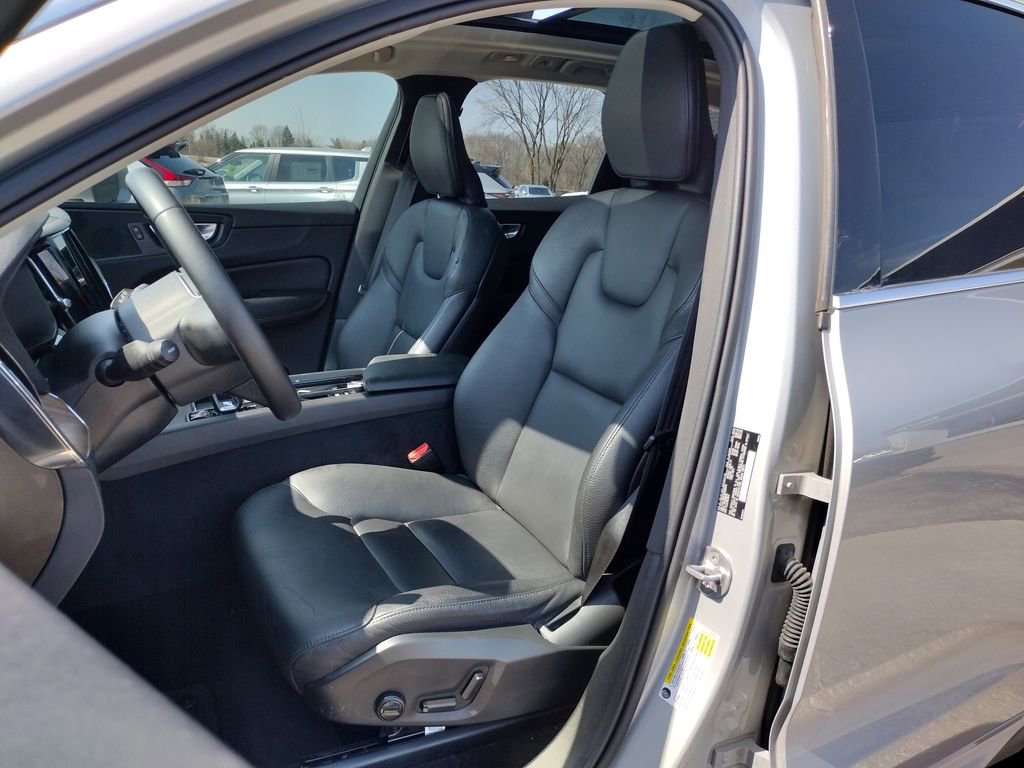 Used 2022 Volvo XC60 B5 Momentum image 2