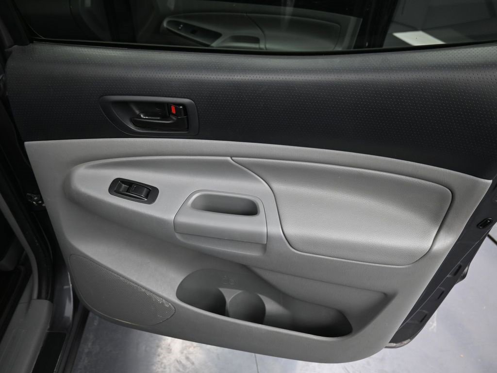 Used 2015 Toyota Tacoma Base image 27