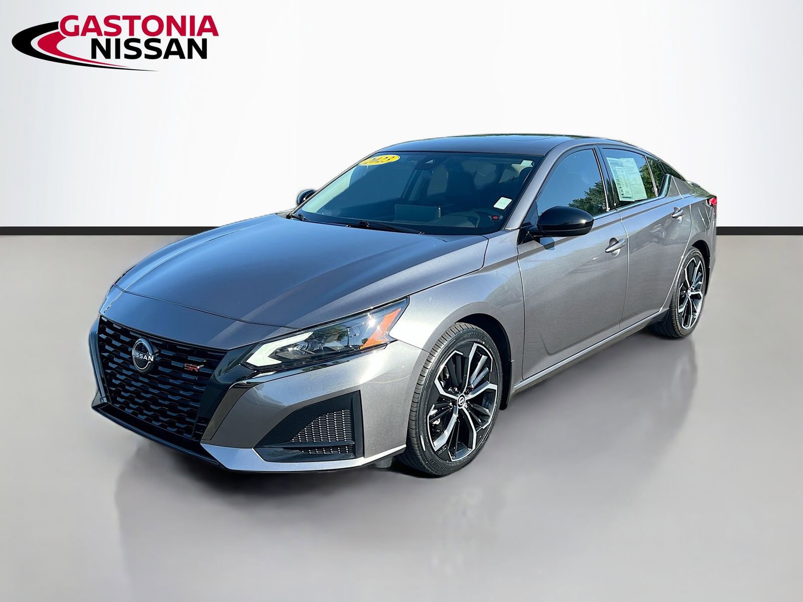 Used 2023 Nissan Altima 2.5 SR w/ SR Premium Package image 3