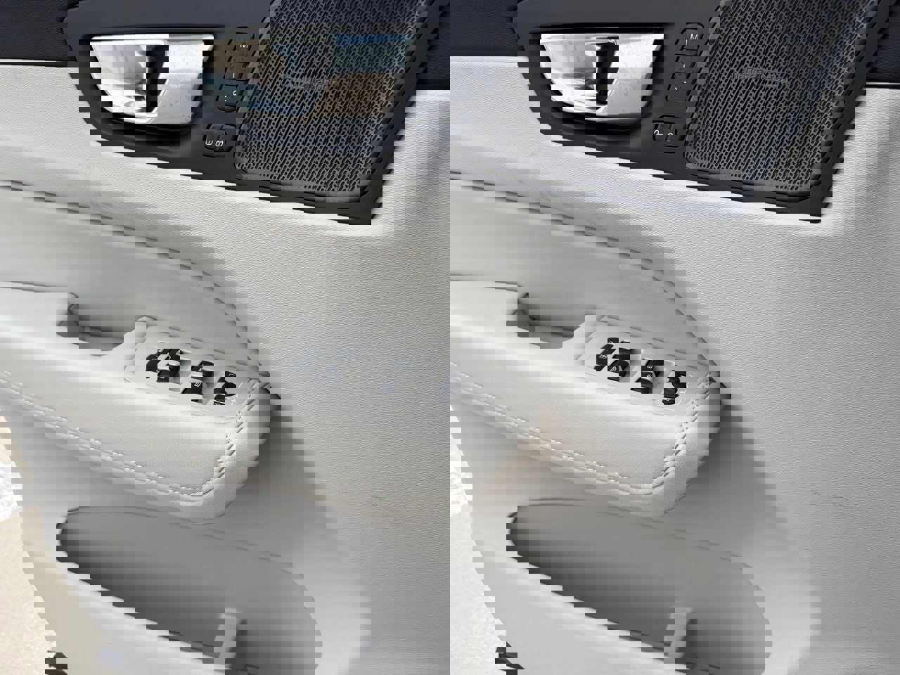 New 2026 Volvo XC60 B5 Ultra w/ Protection Package Premier image 16