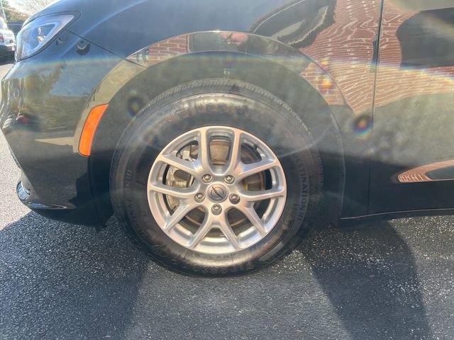 Used 2023 Chrysler Pacifica Touring-L image 10