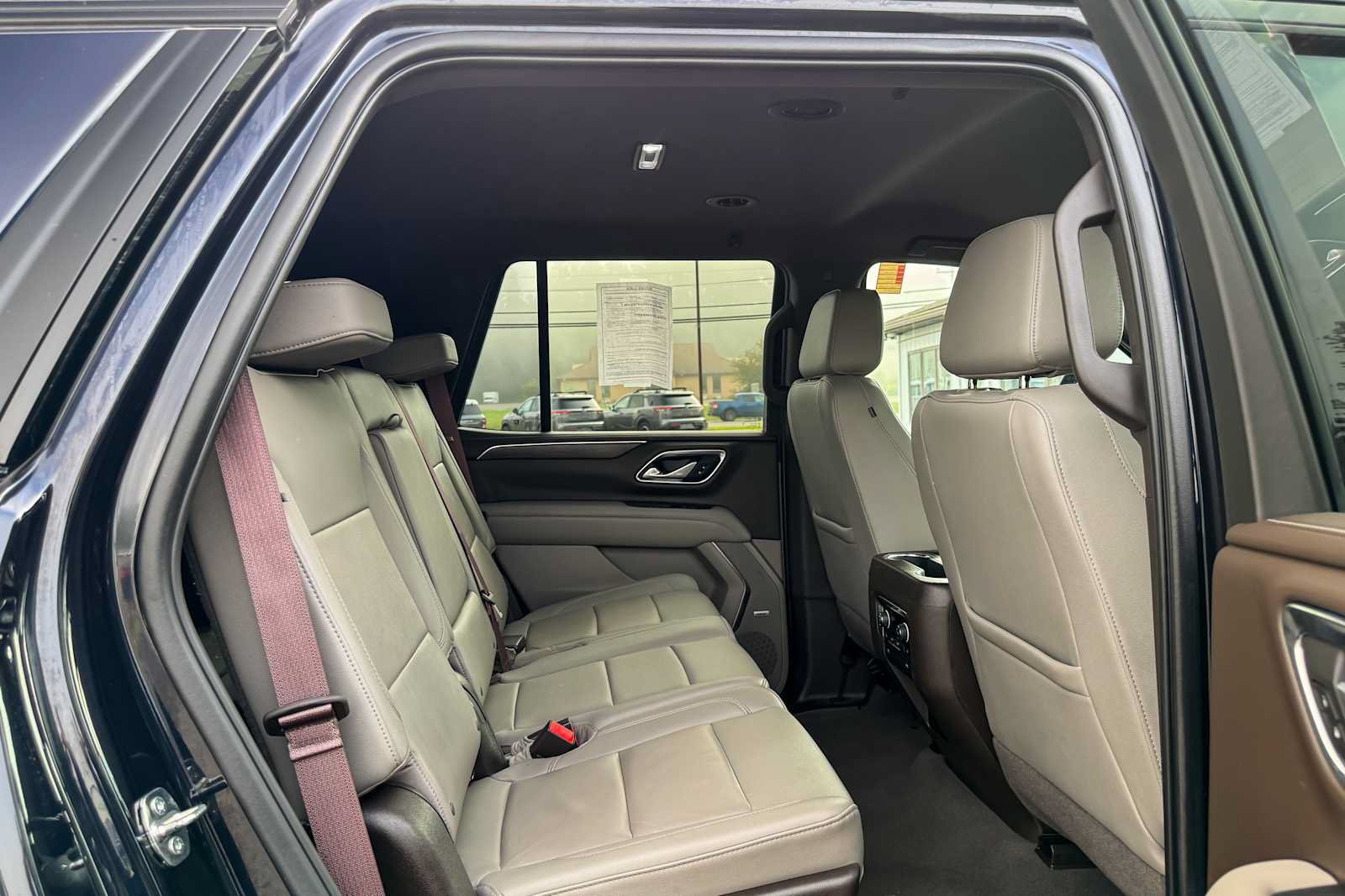 Used 2022 Chevrolet Tahoe Z71 w/ Luxury Package AWD/4WD image 11