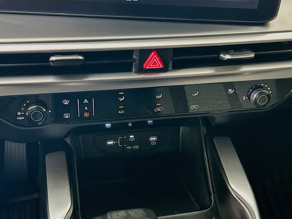 Certified 2025 Kia Sorento LX FWD image 16