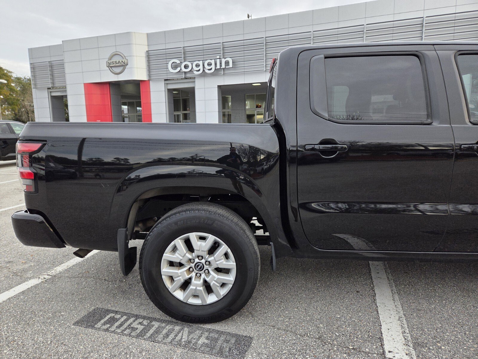 Used 2022 Nissan Frontier SV w/ SV Premium Package image 6