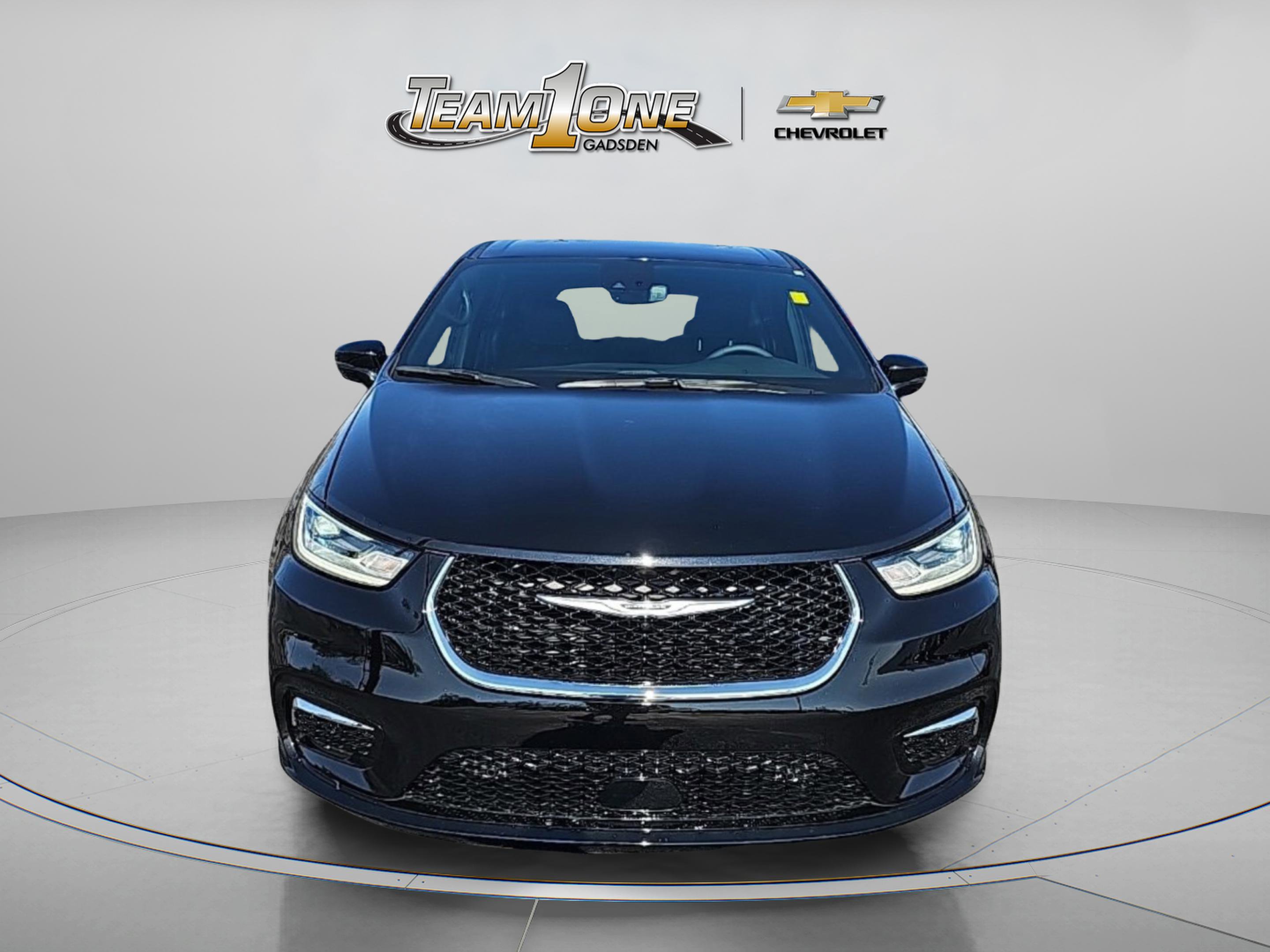 Used 2026 Chrysler Pacifica Select image 2