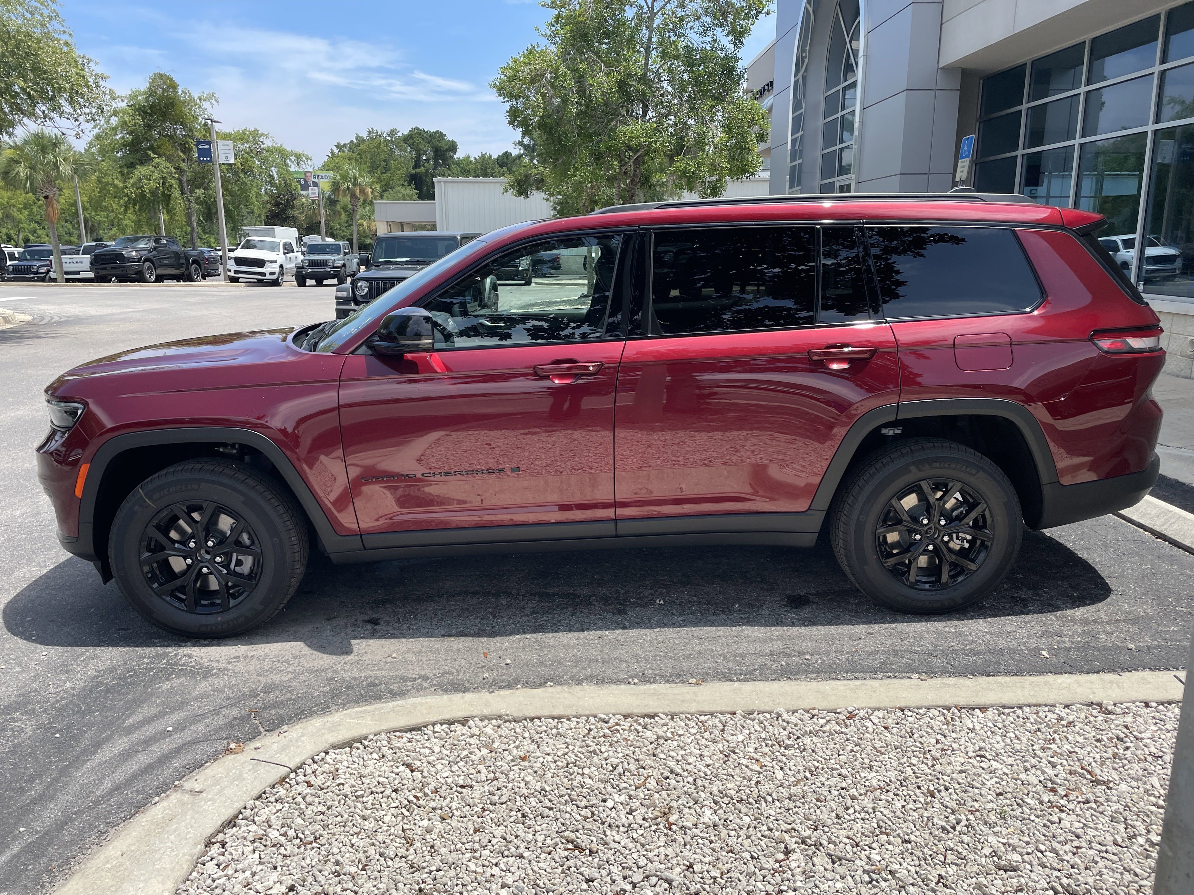 New 2025 Jeep Grand Cherokee L Altitude image 4