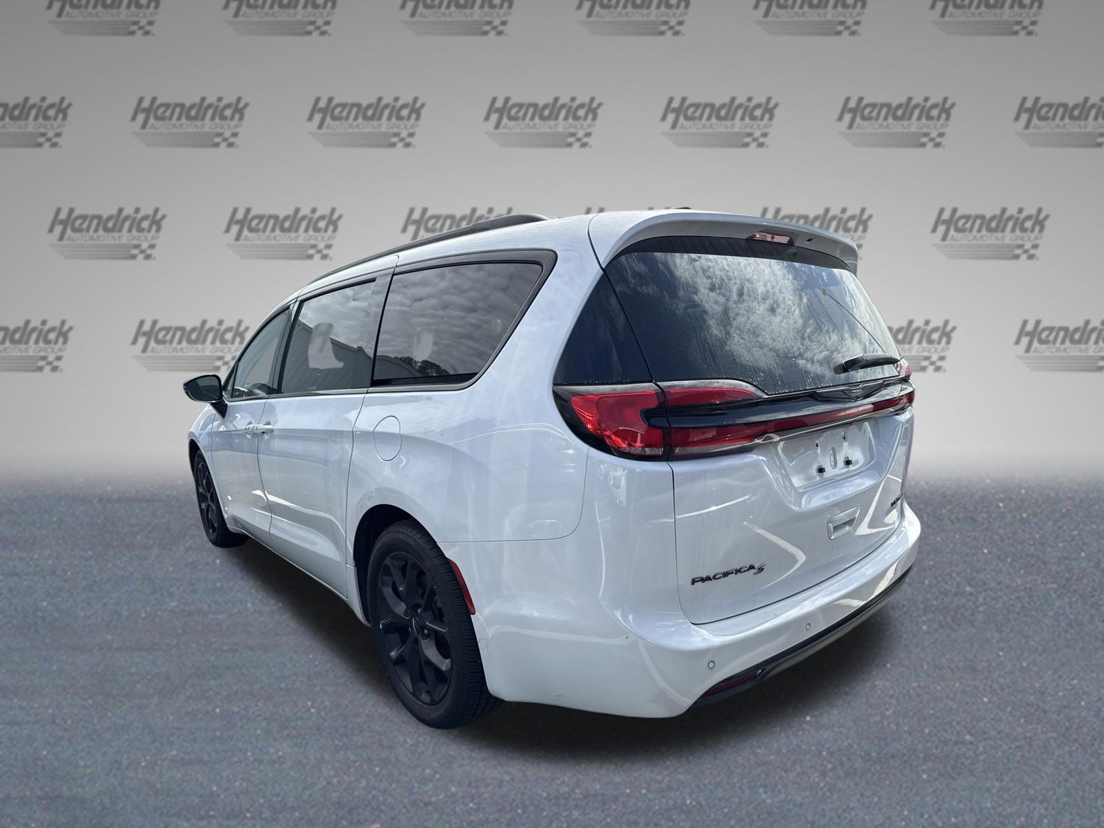 Used 2025 Chrysler Pacifica Limited FWD image 12