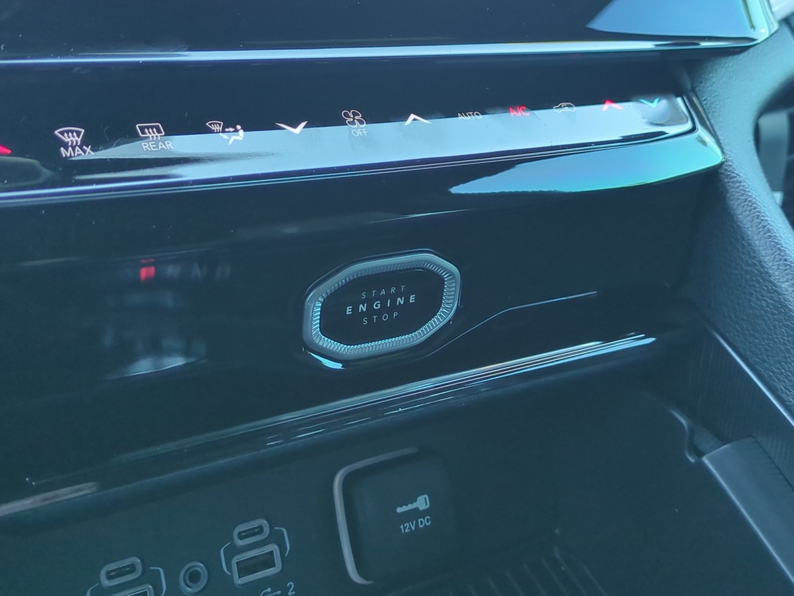 New 2026 Jeep Grand Cherokee Limited w/ Luxury Tech Group II RWD image 30