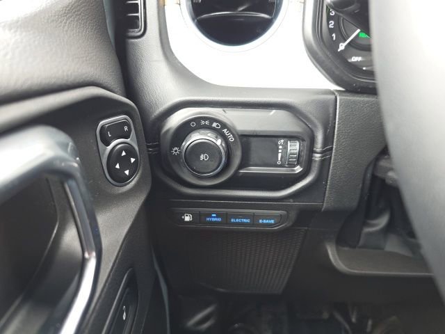 Used 2025 Jeep Wrangler Unlimited Sahara w/ Safety Group image 16