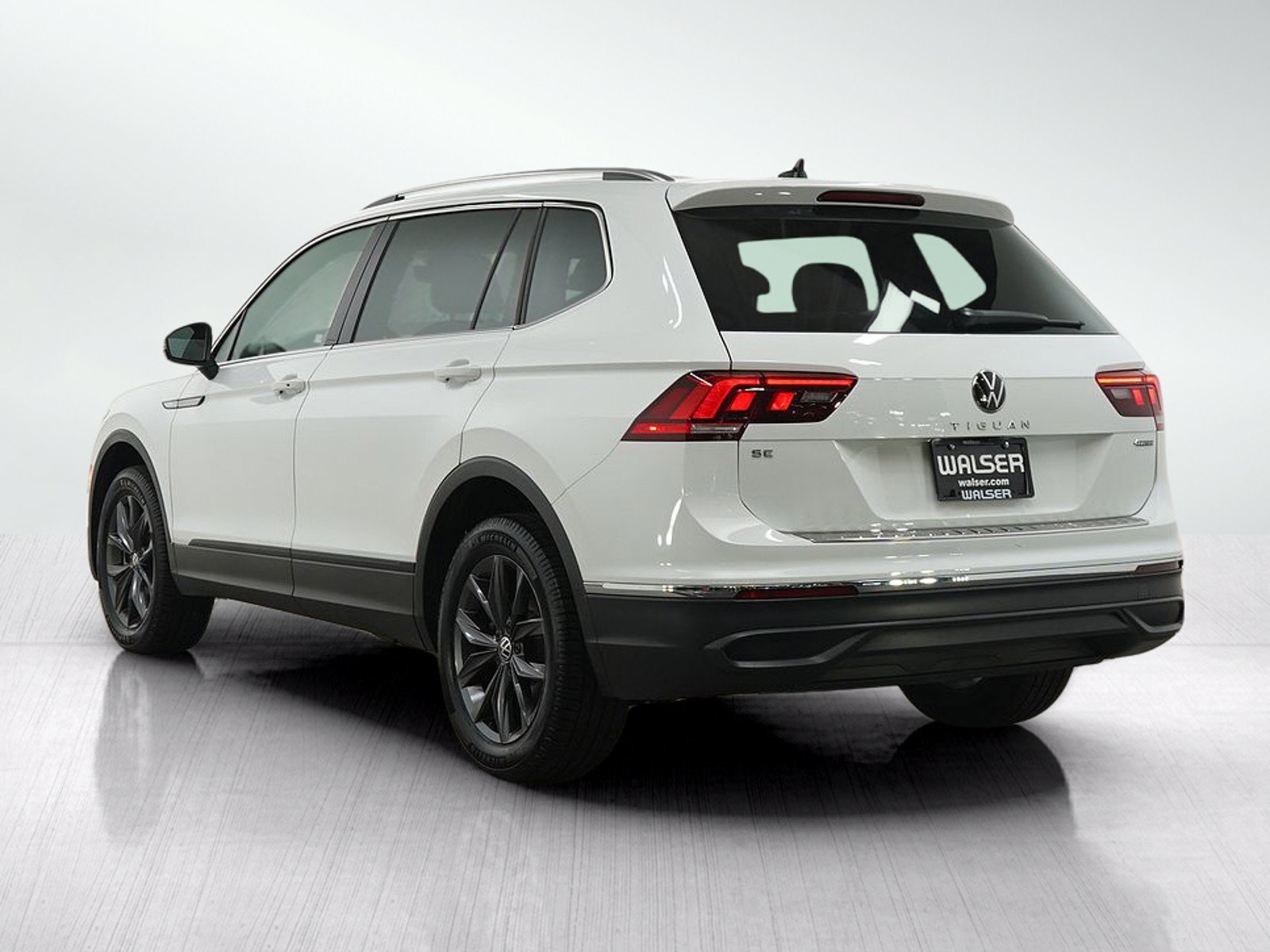 Used 2024 Volkswagen Tiguan SE AWD/4WD image 3