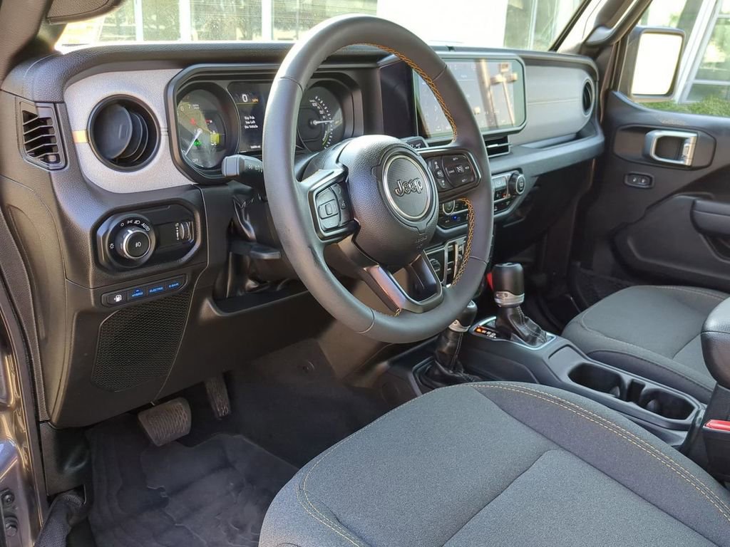 Used 2024 Jeep Wrangler Unlimited image 12
