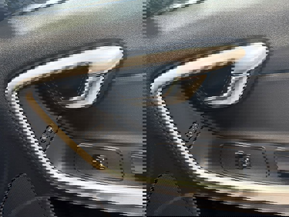 Used 2018 Volvo V60 T5 Cross Country w/ Convenience Package image 19