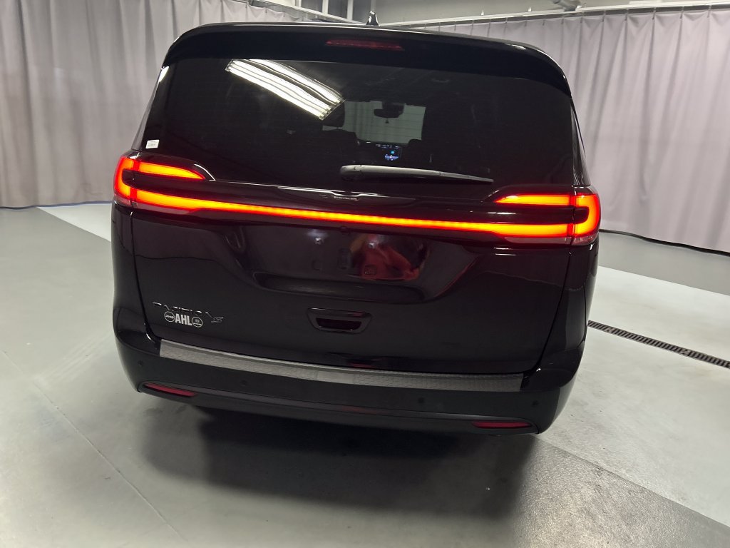 Used 2026 Chrysler Pacifica Select w/ S Appearance Package FWD image 6